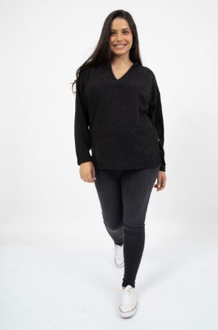 אישה לובשת סריג הריון יוליה ירוק בנטון של אבישג ארבל	