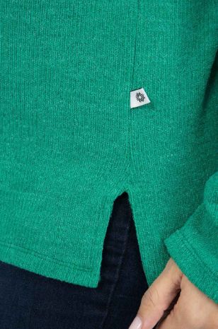 אישה לובשת סריג הריון יוליה ירוק בנטון של אבישג ארבל	