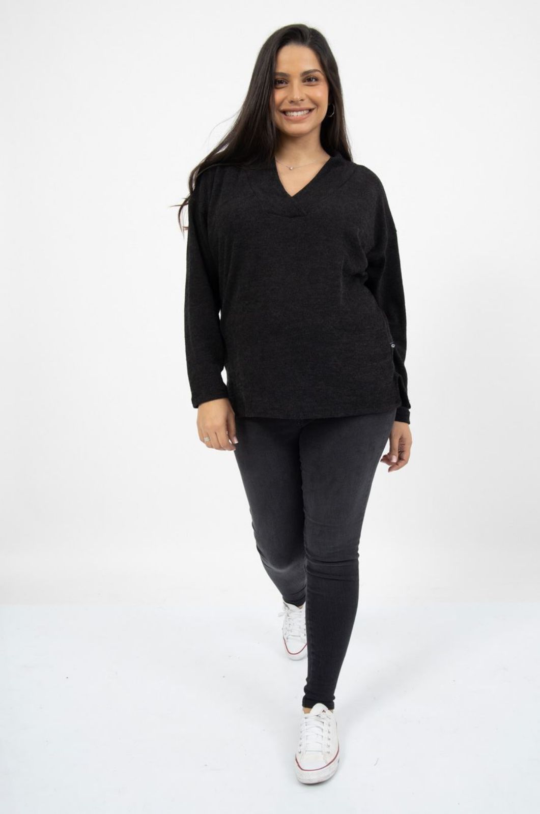 אישה לובשת סריג הריון יוליה שחור של אבישג ארבל	