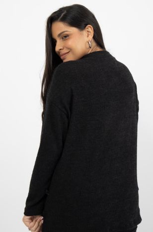 אישה לובשת סריג הריון יוליה שחור