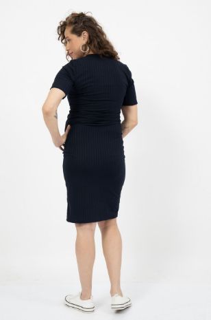 אישה לובשת שמלת הנקה לילי נייבי