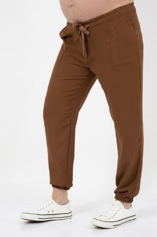 אישה לובשת מכנסי הריון איריס חומים