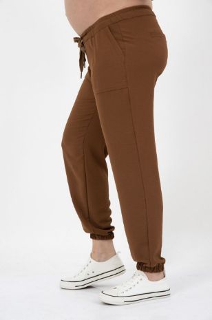 אישה לובשת מכנסי הריון איריס חומים