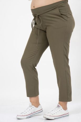 אישה לובשת מכנסי הריון מיקי זית