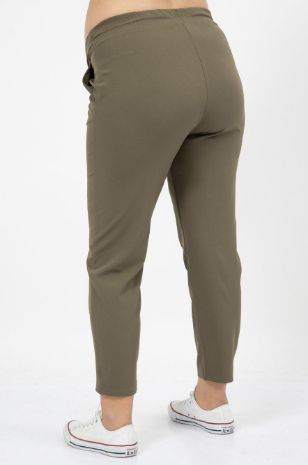 אישה לובשת מכנסי הריון מיקי זית