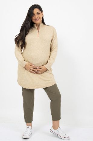 אישה לובשת מכנסי הריון מיקי זית