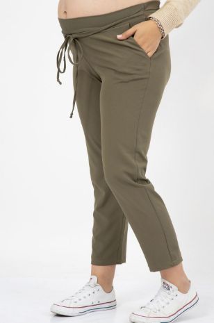 אישה לובשת מכנסי הריון מיקי נייבי