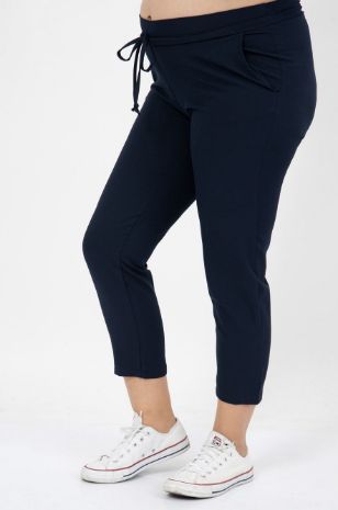 אישה לובשת מכנסי הריון מיקי נייבי