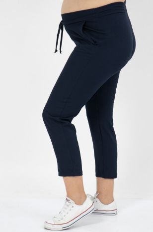 אישה לובשת מכנסי הריון מיקי נייבי