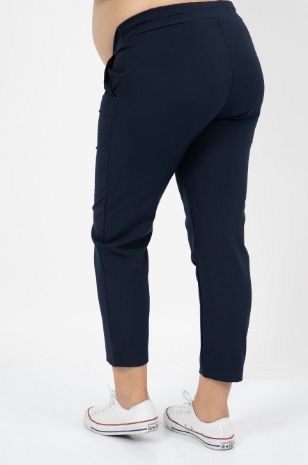 אישה לובשת מכנסי הריון מיקי נייבי