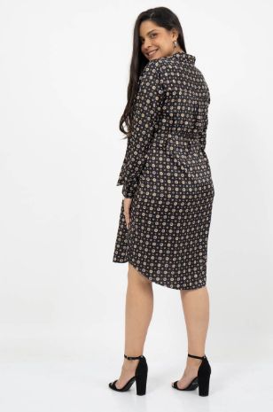 אישה לובשת שמלת הריון רומא הדפס שחור וחום של אבישג ארבל