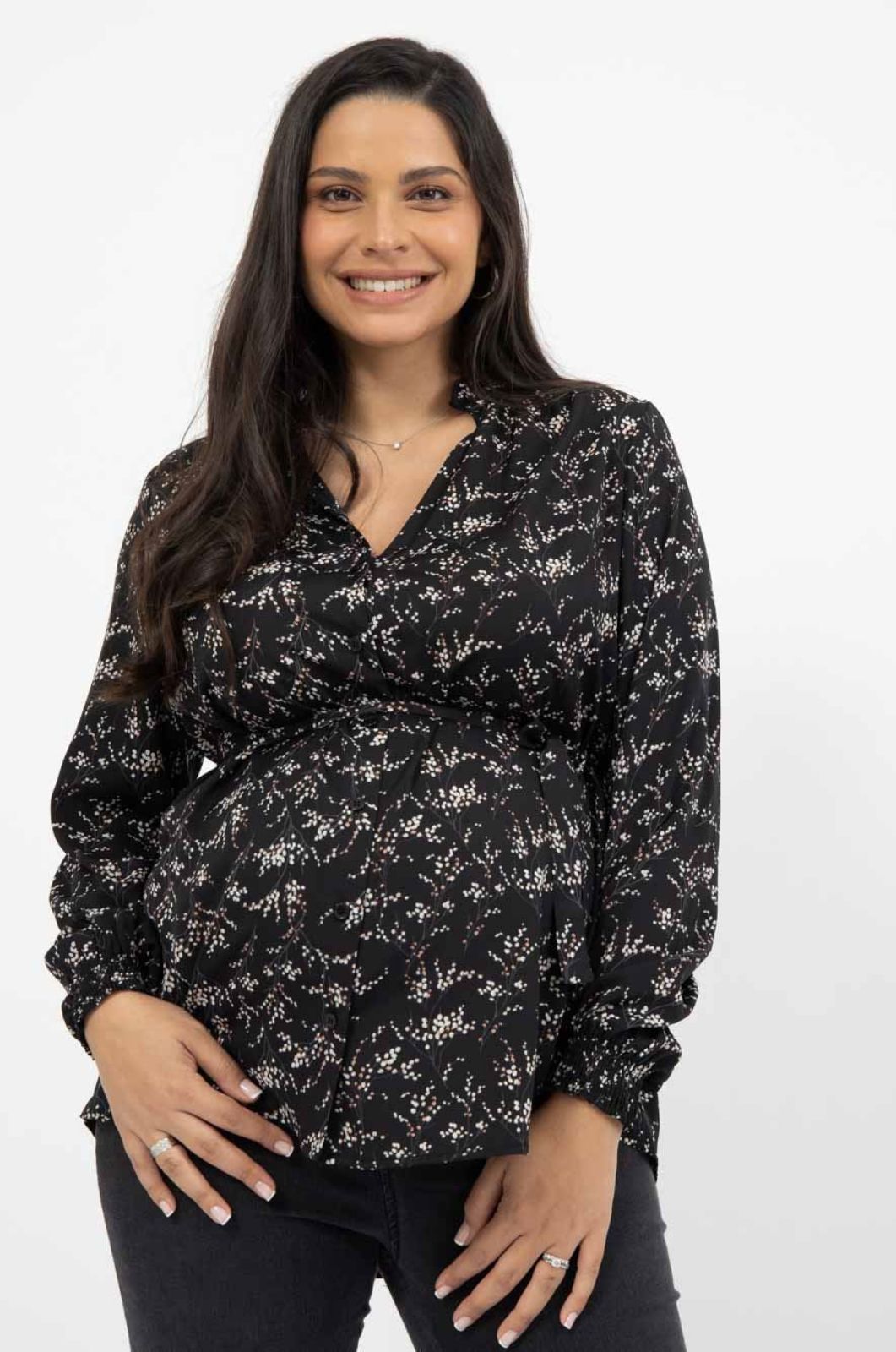 אישה לובשת חולצת הריון נינט מכופתרת ש.ארוך שחור מודפס של אבישג ארבל