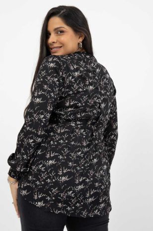 אישה לובשת חולצת הריון נינט ש.ארוך שחור מודפס