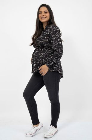 אישה לובשת חולצת הריון מכופתרת נינט ש.ארוך שחור מודפס