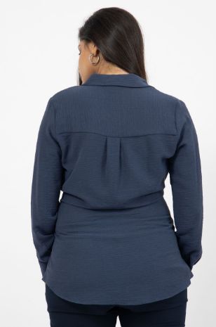 אישה לובשת חולצת הריון לינדוס ג'ינס של אבישג ארבל