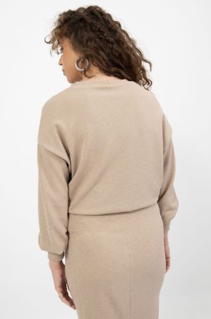 אישה לובשת טופ רות להריון ש.ארוך חול של אבישג ארבל