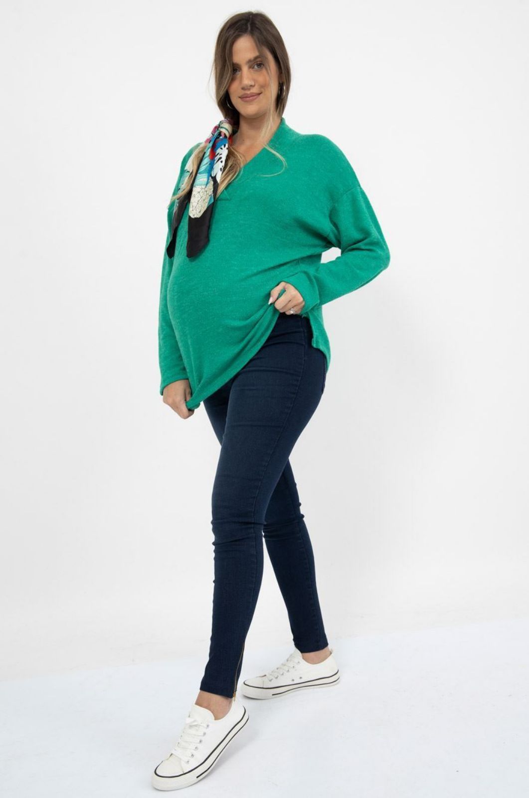 אישה לובשת סריג הריון יוליה ירוק בנטון של אבישג ארבל	