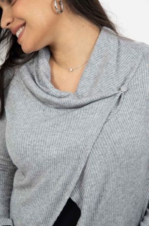 אישה לובשת עליונית הריון מעטפת ריב אפור לורקס	