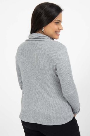 אישה לובשת עליונית הריון מעטפת ריב אפור לורקס	