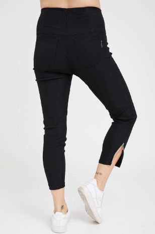 אישה לובשת מכנסי הריון אן שחורים של אבישג ארבל