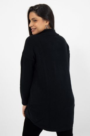 אישה לובשת שמלת סריג להריון רוכסן שחור כחול