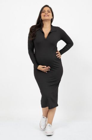 אישה לובשת שמלת ריב להריון צווארון פולו ירוק של אבישג ארבל