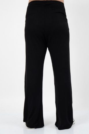 אישה לובשת מכנסי סריג הרפר להריון אפור של אבישג ארבל	