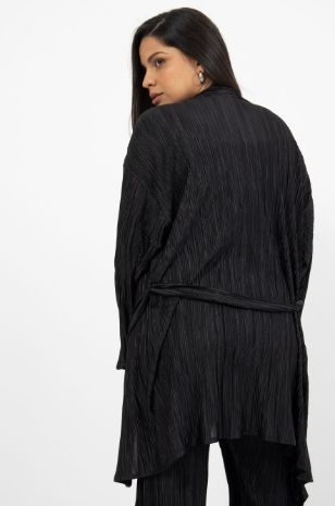 אישה לובשת קימונו להריון פליסה שחור של אבישג ארבל