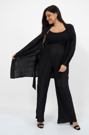 אישה לובשת קימונו להריון פליסה שחור