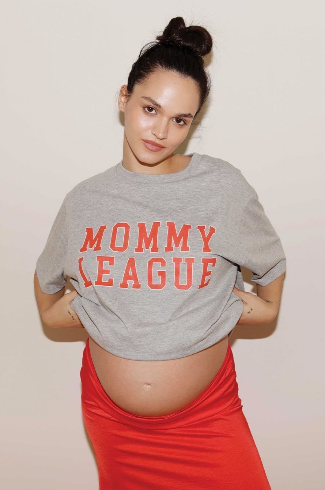 אבישג ארבל - טי שירט MOMMY LEAGUE אפור אדום