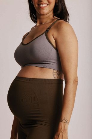 אישה לובשת חזיית הנקה Saisei ספורטיבית אפורה