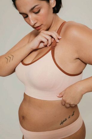 אישה לובשת חזיית הנקה Saisei ספורטיבית שחורה