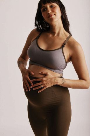 אישה לובשת חזיית הנקה Saisei ספורטיבית שחורה