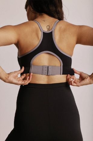 אישה לובשת חזיית הנקה Saisei ספורטיבית שחורה