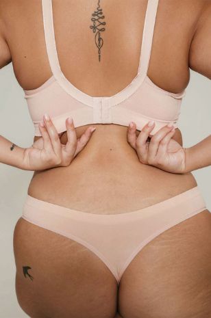 אישה לובשת חזיית הנקה 24/7 פודרה של Saisei 