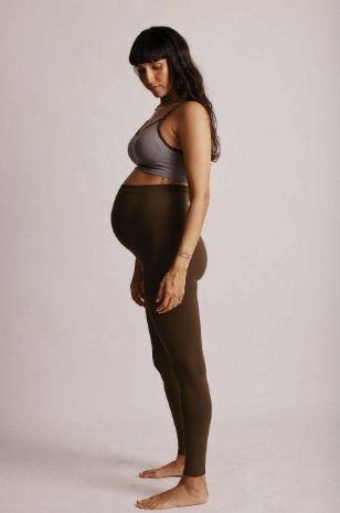 אישה לובשת טייץ הריון סימלס ספורטיבי Saisei שחור