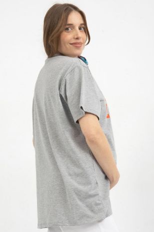 אבישג ארבל - טי שירט MOMMY LEAGUE אפור אדום