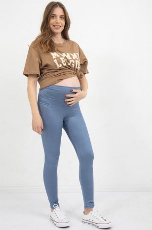 אישה לובשת טי שירט MOMMY LEAGUE מוקה שמנת	