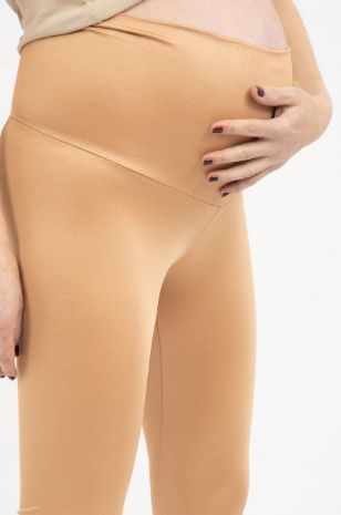 אישה לובשת טייץ הריון SHINY ארוך גוף של אבישג ארבל