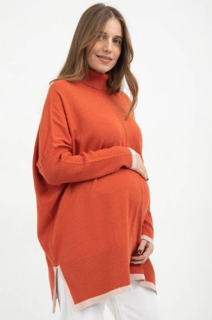 אישה לובשת סריג הריון סבינה נייבי של אבישג ארבל	