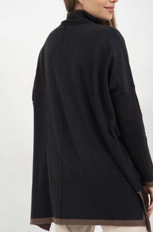 אישה לובשת סריג הריון סבינה נייבי של אבישג ארבל	