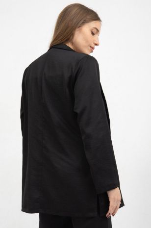 אישה לובשת ג'קט להריון גו'לי שחור