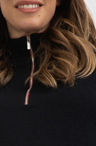 אישה לובשת שמלת סריג להריון רוכסן שחור בורדו של אבישג ארבל