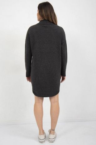 אבישג ארבל אישה לובשת שמלת סריג להריון רוכסן אפור מרנגו