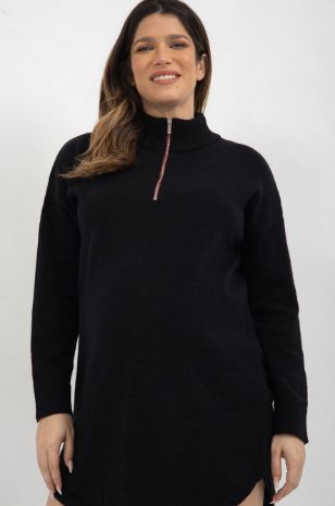 אישה לובשת שמלת סריג להריון רוכסן שחור בורדו	