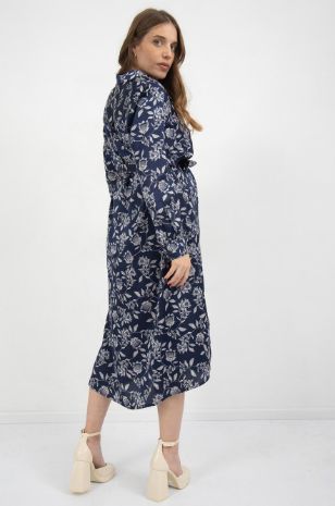 אישה לובשת שמלת הריון נפולי כחול מודפס של אבישג ארבל