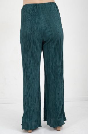 אישה לובשת מכנסי הריון הרפר פליסה ירוק