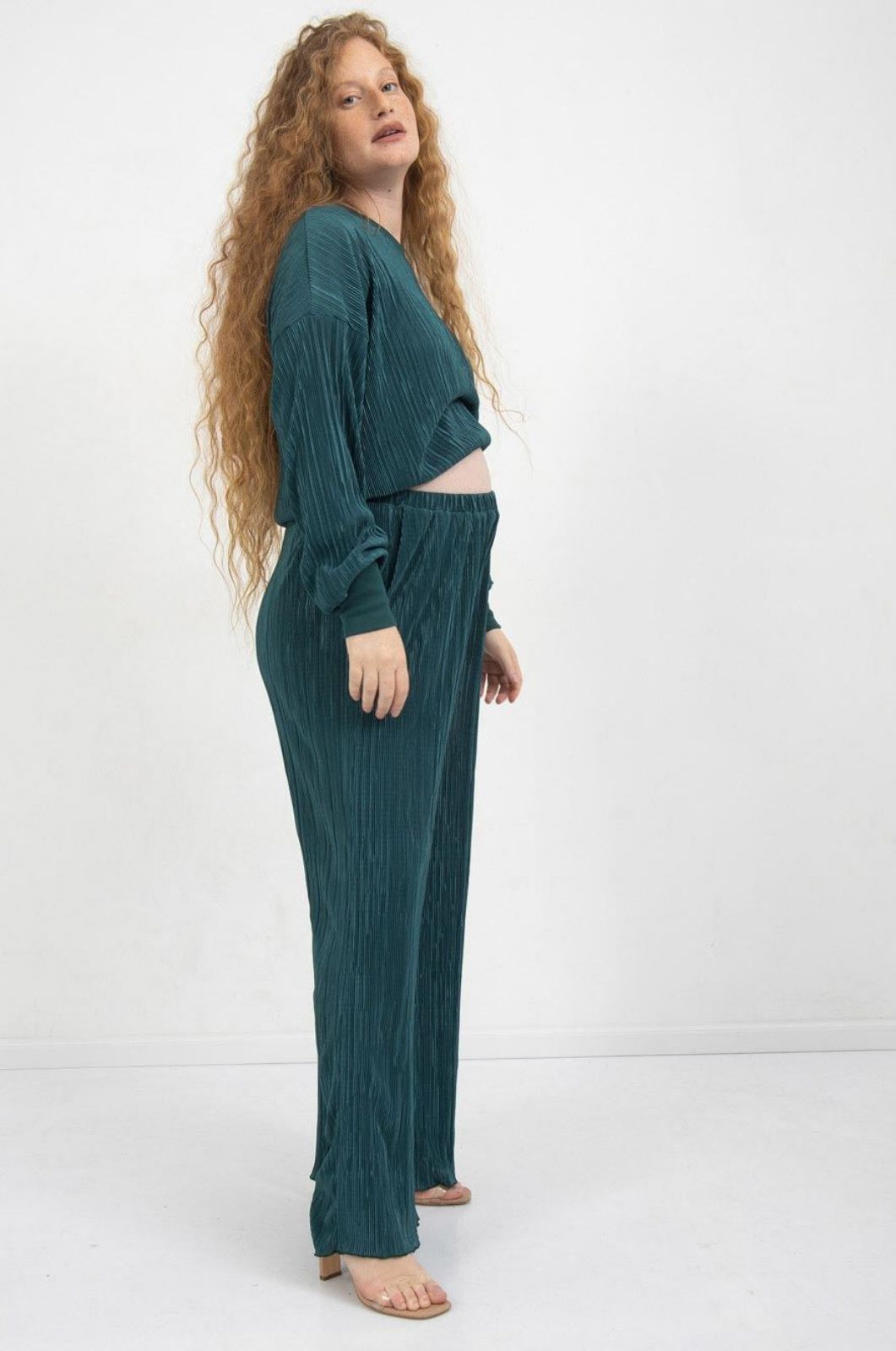 אישה לובשת מכנסי הריון הרפר פליסה ירוק