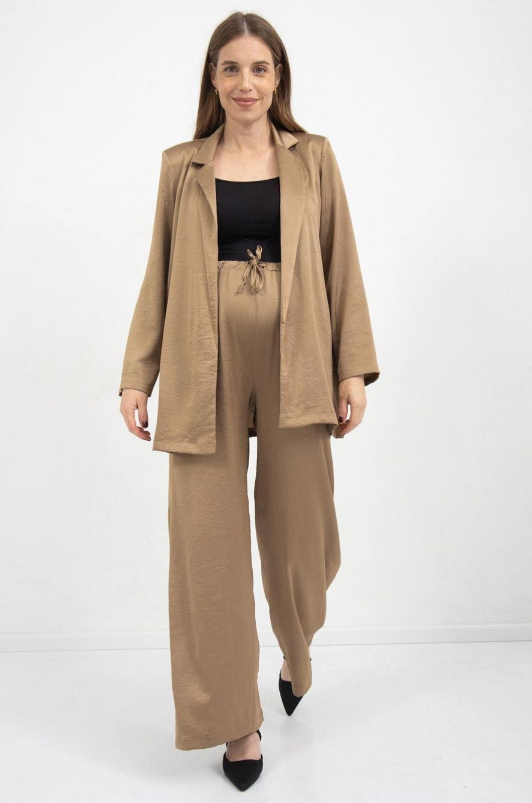 אישה לובשת מכנסי הריון הרפר נחושת