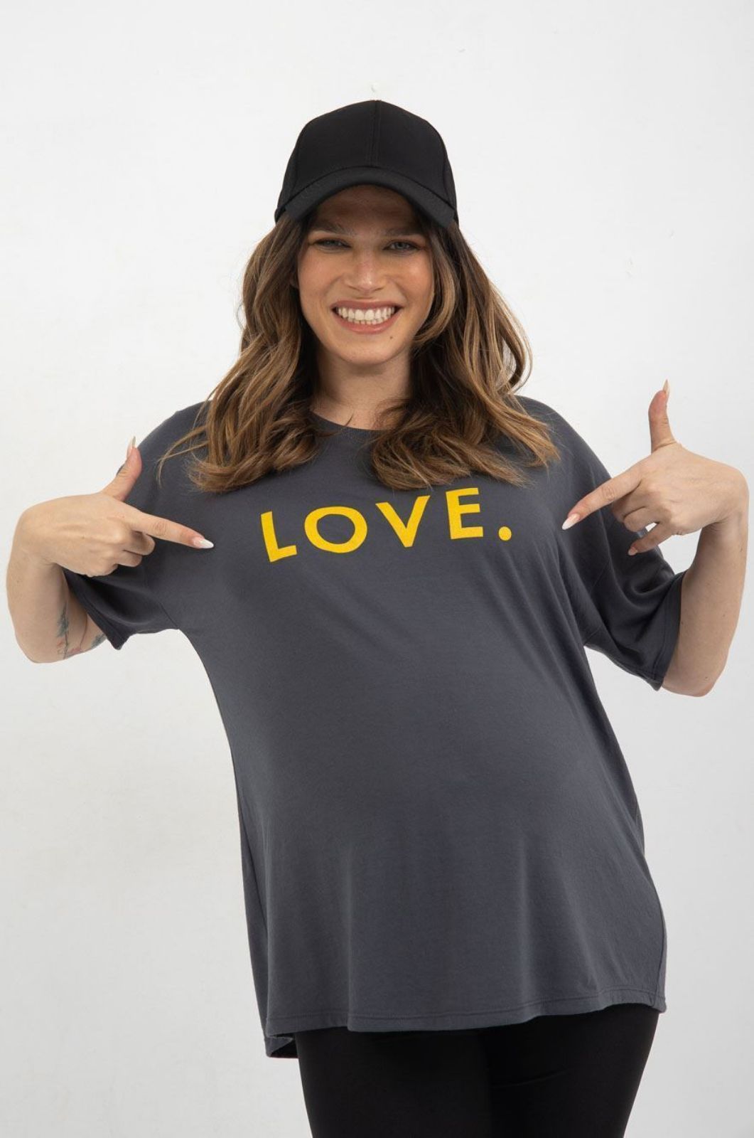 אישה לובשת טי שירט הריון LOVE אפור אבן